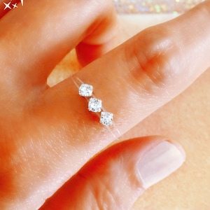 Puede incluir: Tres piedras de circonita cúbica transparentes en una banda elástica transparente.