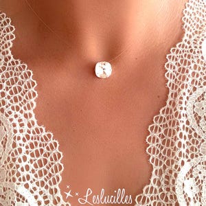 Puede incluir: Un collar de cadena fina y transparente con un solo colgante de cristal transparente grande.