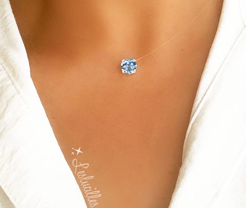 Pode incluir: Um colar delicado e transparente com um pingente de pedra preciosa azul claro. O colar &eacute; feito de um fio fino invis&iacute;vel e &eacute; perfeito para o uso di&aacute;rio.