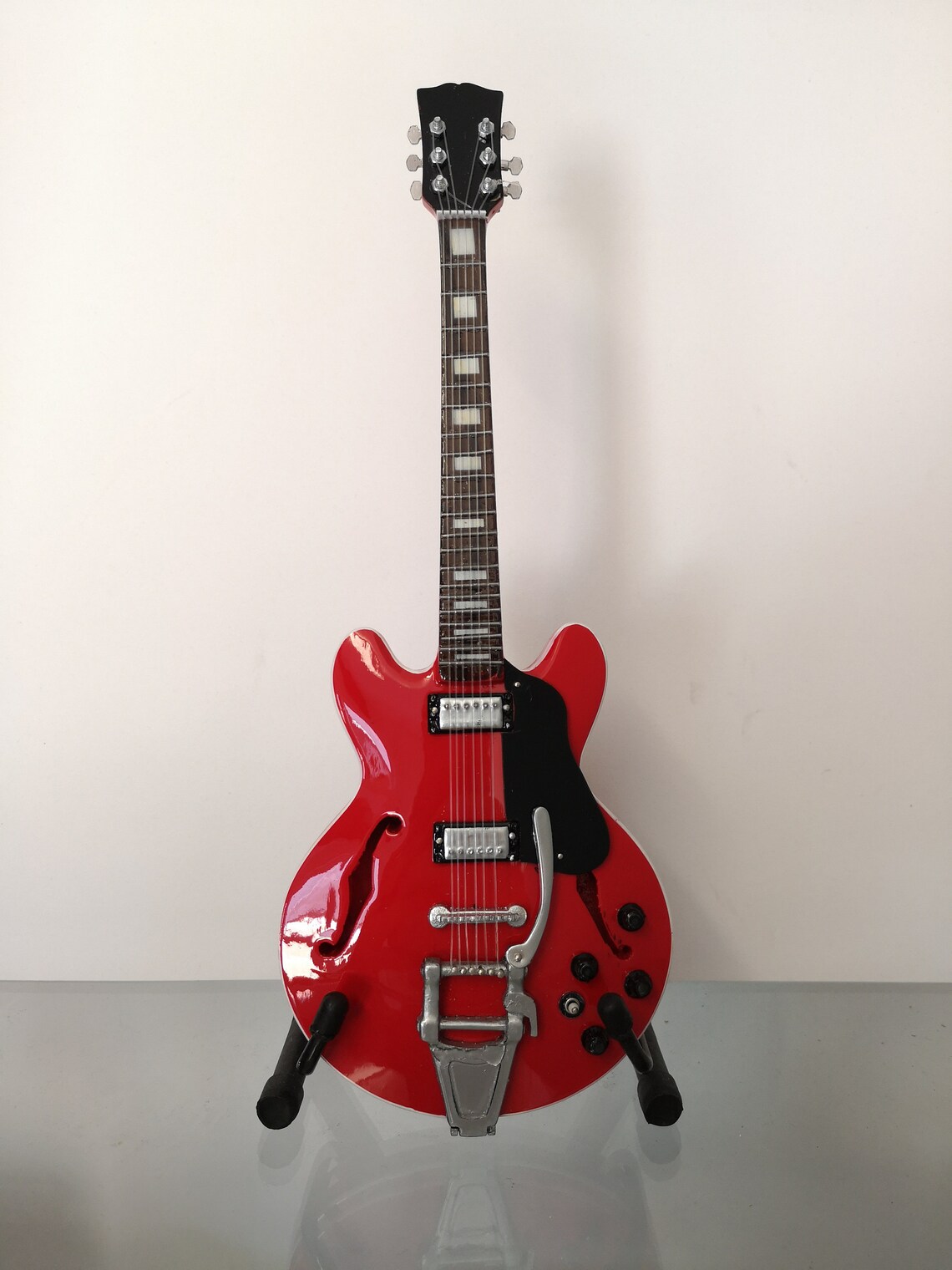 Marty McFly Réplica de guitarra en miniatura con la vitrina | Etsy