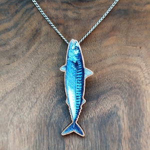 サバの魚を水彩で木に印刷し、お好みのジュエリーブローチまたはペンダントとして取り付けます。