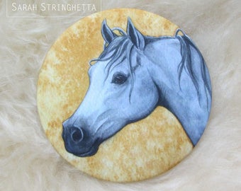 Miroir de poche illustré d'un portrait de cheval Arabe à l'aquarelle avec sa pochette assortie offerte