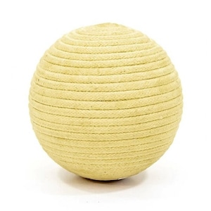 Puede incluir: Una pelota redonda amarilla tejida con cuerda. La pelota está hecha de cuerda tejida apretadamente, creando una superficie texturizada.