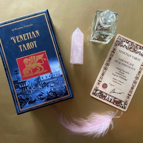 Venetiaans tarotdeck, waarzegtarotkaarten, unieke geïllustreerde occulte kaarten voor tarotconsulten, geïnspireerd op de geschiedenis van het Venetiaanse carnaval.