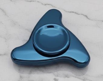 Spinet Elite Blue - Spinner de diseño metálico para uso diario - Acero inoxidable con revestimiento PVD - Rodamiento cerámico R188 suave - Giros de 4 a 6 minutos