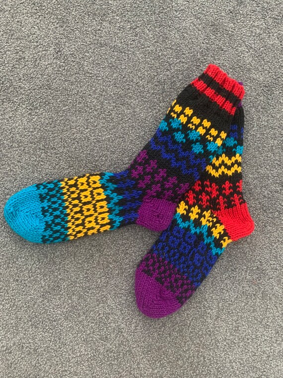 Fair-Trade Handgestrickte Lange Wolle Mismatched Socken Hellrot
