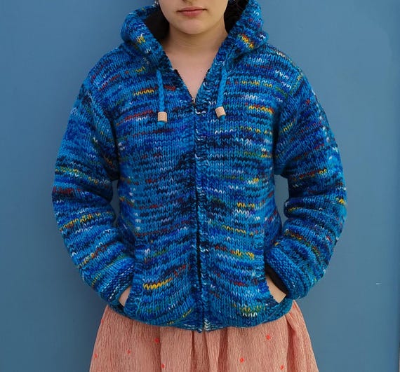 Cardigan in lana lavorato a mano blu brillante, caldo pile