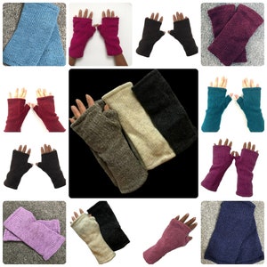 Puede incluir: Surtido de guantes sin dedos en varios colores, incluyendo turquesa, morado, rosa, negro, marrón, azul marino y burdeos. Los guantes están hechos de un tejido suave de punto.