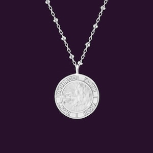 Srebrny naszyjnik satelitarny z kolekcji Courage, okrągły młotkowany wisiorek, minimalistyczny prezent ze srebra dla kobiet