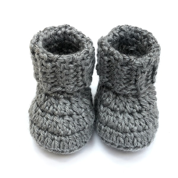 Crochet baby booties / baby socks / baby slippers / baby shoes / crochet newborn baby booties / baby shower gift / pregnancy announcement