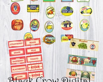 Op de afbeelding: Een verzameling vintage-stijl labels met verschillende vruchten, dranken en voedingsmiddelen. De labels zijn gedrukt op rode, blauwe en gele achtergronden met witte tekst. De labels zijn gerangschikt in een rasterpatroon op een witte houten achtergrond. De tekst op de labels omvat "Raspberry Cream Soda", "Cheerio", "Aerated Grape Fruit", "Sparkling Lime", "Peach Ripe", "Sparkling Grape Juice", "Creme de Menthe", "Lemon Cordial", "Fruity Grenadine", "Mango", "Lime Crush", "Blackcurrant Cordial", "Lemon Squash", "Raspberry Crush", "Strawberry", "Beans", "Grape", "Peas", "Raspberry", "Tomato", "Blackberry", "Beets", "Corn", "Peach", "Choice Apples", "Pie Peaches", "Tote", "Soubling Cola", "Fancy Quality", "Burnham".