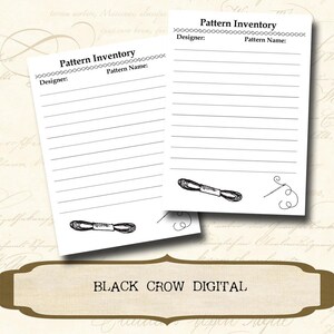 以下が含まれることがあります： パターン名とデザイナーを書き込むための行が書かれた、印刷可能なパターンインベントリリストが2つ。各リストには、糸巻きと針の白黒イラストが描かれています。