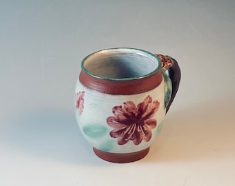 Handgjord keramisk kaffemugg: Blommig asiatisk sumi-design, handtag med knoppskaft
