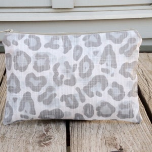 Make-up Bag-Petite-Pouch-Large Cosmetic Bag-Leopard Bag-Monogrammed Bag-Monogrammed Make-up Bag-Zipper Bag-Travel Bag-Animal Print Bag