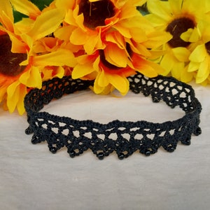 Crochet choker necklace w/ bead accent