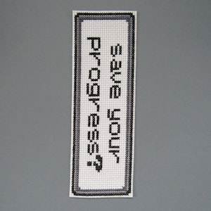 Può includere: Un segnalibro bianco con testo nero che recita "You are my sunshine, my only sunshine." Il segnalibro ha un bordo nero e grigio.