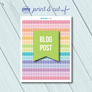 Op de afbeelding: Printbare vel met kleurrijke blogpost stickers. Elke sticker is een klein vlaggetje met de tekst "BLOG POST" in wit. Het vel is ontworpen voor gebruik in planners en dagboeken.