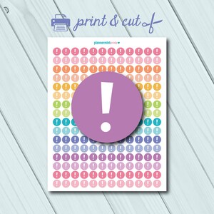 Puede incluir: Una hoja de pegatinas de planificador imprimibles con un arcoíris de colores. Las pegatinas son redondas y presentan un signo de exclamación blanco en el centro. La hoja está etiquetada como "print & cut of" y "plannermint.co".