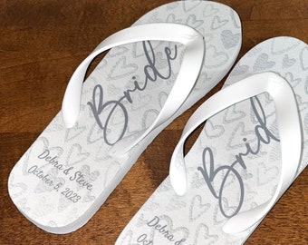 Sandalias personalizadas para novia con corazones: sandalias con nombre y fecha personalizados. Suela de goma color marfil.