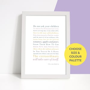Puede incluir: Una cita de arte de pared imprimible en un marco blanco. La cita dice "No les pidas a tus hijos que se esfuercen por vidas extraordinarias. Esforzarse de esa manera puede parecer admirable, pero es el camino de la locura. Ayúdalos en cambio a encontrar la maravilla y la magia de una vida ordinaria. Muéstrales la alegría de probar tomates, manzanas y peras. Muéstrales cómo llorar cuando las mascotas y las personas mueren. Muéstrales el placer infinito del toque de una mano. Y haz que lo ordinario cobre vida para ellos. Lo extraordinario se cuidará solo. - William Martin".