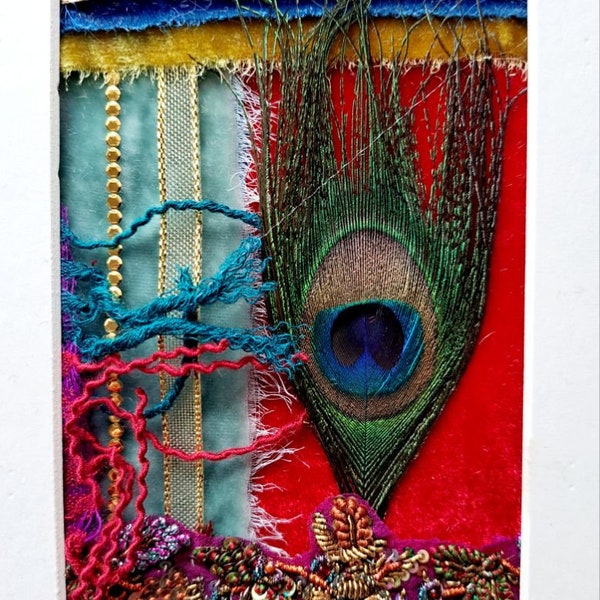 Composition 2, tableau en tissus et plume de paon, upcycling, création artisanale, composition textile, pièce unique