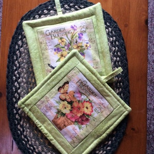 potholders, set of 2  flower potholders, handmade potholders , flower potholders