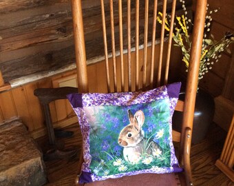 Almohada de conejito de Pascua: almohada con detalles florales de primavera