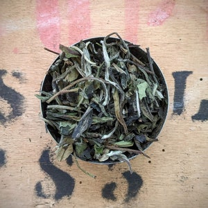 Weißer Pfingstrosen-Loseblatt-Tee – Bai Mu Dan Weißer Tee – handgefertigt – hochwertig – Tee-Geschenk