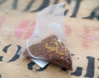 Herbata piramidkowa Rooibos z rabarbarem i kremem, bezkofeinowa, czerwona, niezwykła, ziołowa, prezent