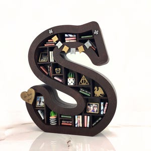 Libreria con alfabeto, libreria con iniziali personalizzate, decorazione con cartello in miniatura per biblioteca, regalo per amanti dei libri, angolo libri con la lettera S, biblioteca di casa, Booktok