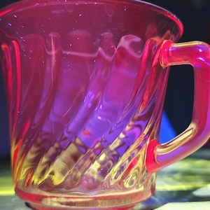 Vintage Fortecrisa Mexico Pink Swirl Coffee Cups Set of 4, UV Reactive Selenium Glass, Glows Red Under 365 UV, Retro Glassware
