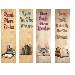 Puede incluir: Cuatro marcapáginas de estilo vintage con ilustraciones de libros y texto. Los marcapáginas presentan los siguientes textos: "Read More Books", "Lost In The Page", "New Chapter New Adventure", y "Sorry I'm All Booked Up For The Weekend".