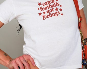 Catch Footballs Not Feelings Game Day Baby Tee, Fantasy Football Season, Women&#39;s Cute Game Shirt, Vintage Y2K Aesthetic Graphic 90s Crop Top