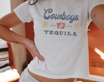 Cowboys och Tequila babytröja, Western Cowgirl babytröja, Yee Haw t-shirt, Y2K estetisk babytröja, Vintage grafisk babytröja, 90-tals babytröja