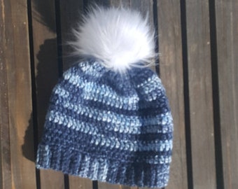 Gorro de ganchillo azul marino, azul y blanco con Faux Fur Pom