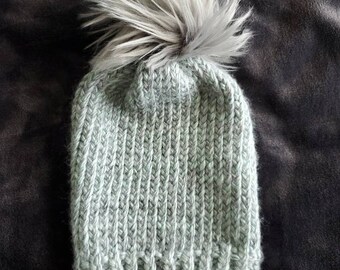 Gorro de punto gris y menta