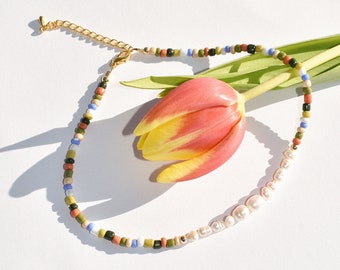 Handmade necklace with colorful pearls and freshwater pearls | VRNQ