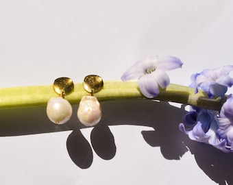 Earrings with freshwater pearl pendant - Golden stud earrings with freshwater pearl, elegant pearl earrings, bridal jewelry *Floris | VRNQ