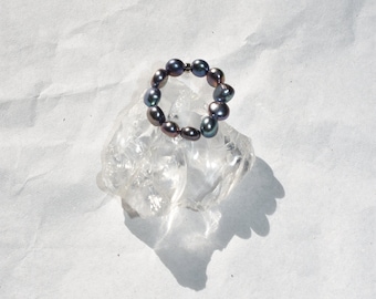 Elastic ring made of dark freshwater pearls ~ Unisex | VRNQ