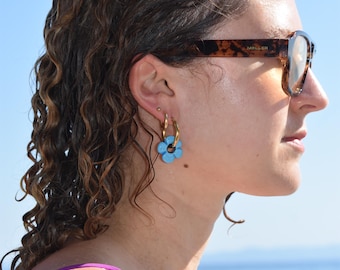Gold hoop earrings with handmade flowers from glass *Lucia | VRNQ
