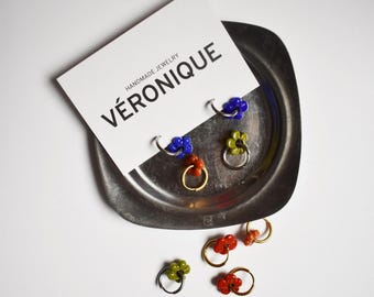 Mini hoop earrings with handmade flower from glass - Mini hoop earrings with glass flower pendant, gold/silver | VRNQ
