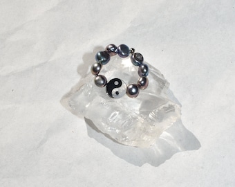 Elastic freshwater pearl ring - Elastic ring made of dark freshwater pearls and a Yin Yang element made of mother-of-pearl, unisex | VRNQ