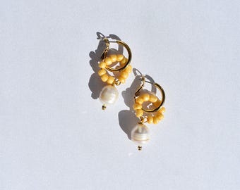 Golden hoops with glass beads and freshwater pearl pendant *Daria | VRNQ
