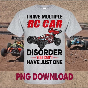 Op de afbeelding: Een grijs T-shirt met de tekst "Ik heb meerdere RC-autostoornissen - je kunt er niet maar één hebben" en een rode en blauwe RC-autografiek. De tekst "PNG-download" staat onderaan het shirt.