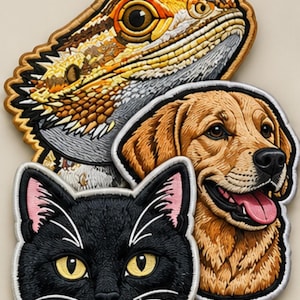 Pu&ograve; includere: Tre toppe ricamate con ritratti di animali. La toppa superiore raffigura un drago barbuto con squame arancioni e gialle. La toppa centrale mostra un cane golden retriever con la lingua rosa. La toppa inferiore &egrave; un gatto nero con occhi gialli.
