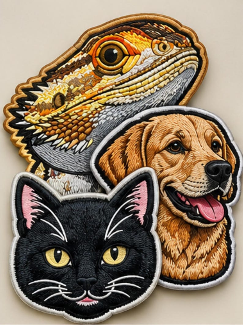 Pu&ograve; includere: Tre toppe ricamate con ritratti di animali. La toppa superiore raffigura un drago barbuto con squame arancioni e gialle. La toppa centrale mostra un cane golden retriever con la lingua rosa. La toppa inferiore &egrave; un gatto nero con occhi gialli.