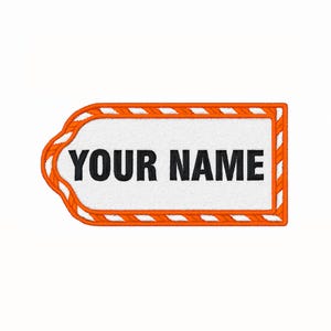 Puede incluir: Un parche bordado rectangular con esquinas redondeadas en un lado, que presenta un centro blanco con el texto negro YOUR NAME. El parche está bordeado por un marco naranja grueso con un patrón de rayas diagonales blancas en el borde exterior.