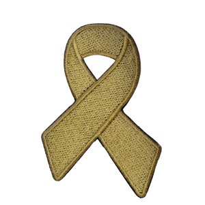 Könnte beinhalten: Ein gestickter Aufnäher in Form eines goldenen Bandes. Das Band ist zu einer Schleife gebunden.