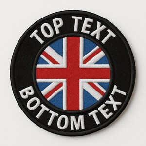 Può includere: Una toppa rotonda ricamata nera con il testo bianco "TOP TEXT" e "BOTTOM TEXT". Il centro presenta la bandiera Union Jack in rosso, bianco e blu.