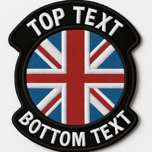 Può includere: Toppa ricamata con il design della bandiera Union Jack in rosso, bianco e blu. La toppa ha un bordo nero con le parole "TOP TEXT" e "BOTTOM TEXT" in lettere bianche. La toppa è circolare con una forma a scudo.